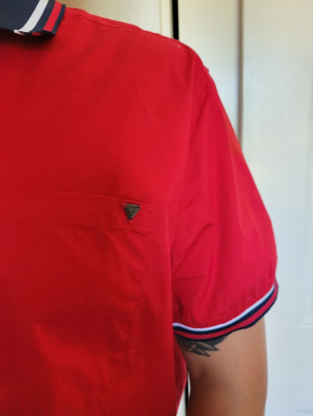 Guess Men's Red Short-Sleeve Button-Up Shirt with Contrast Collar Size XL - Picture 2 of 5